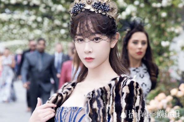 还记得《夏家三千金》中的杨真真吗？如今化身御姐，简直美到犯规