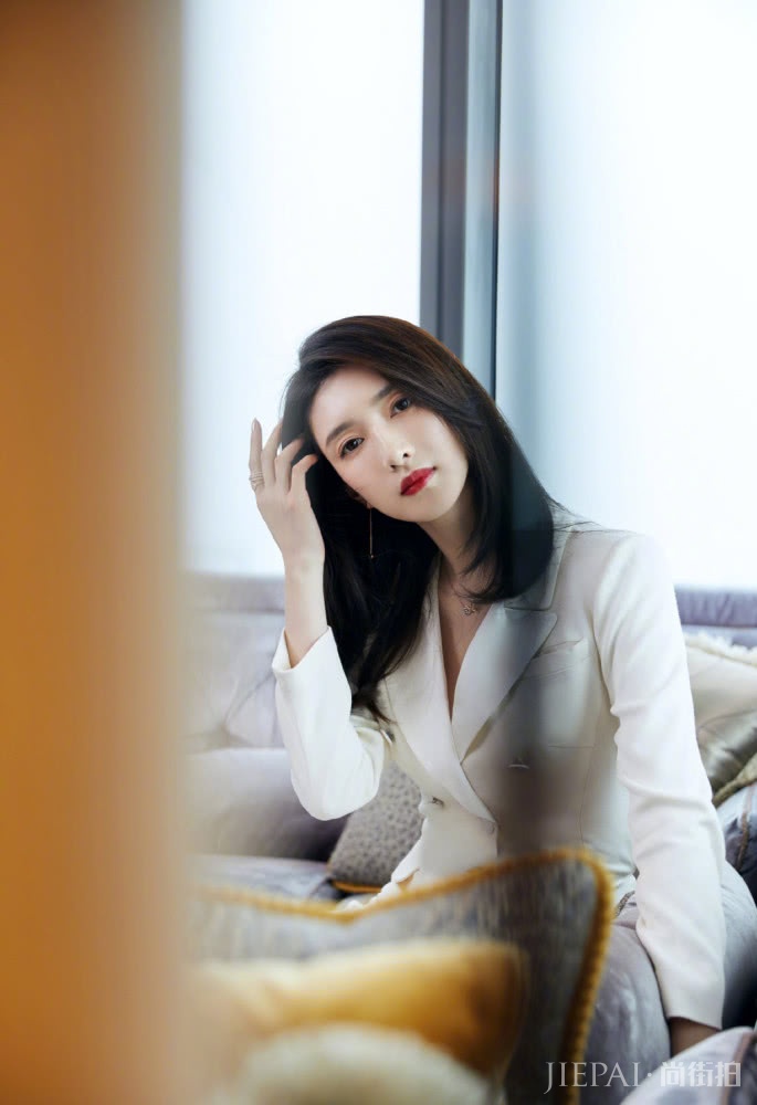 御姐如何变少女？江疏影牛油果色连衣服配流苏马尾辫简单还减龄