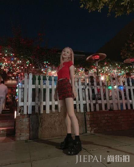 崔雪莉出席时尚活动,全身Prada价值上万却被吐槽土