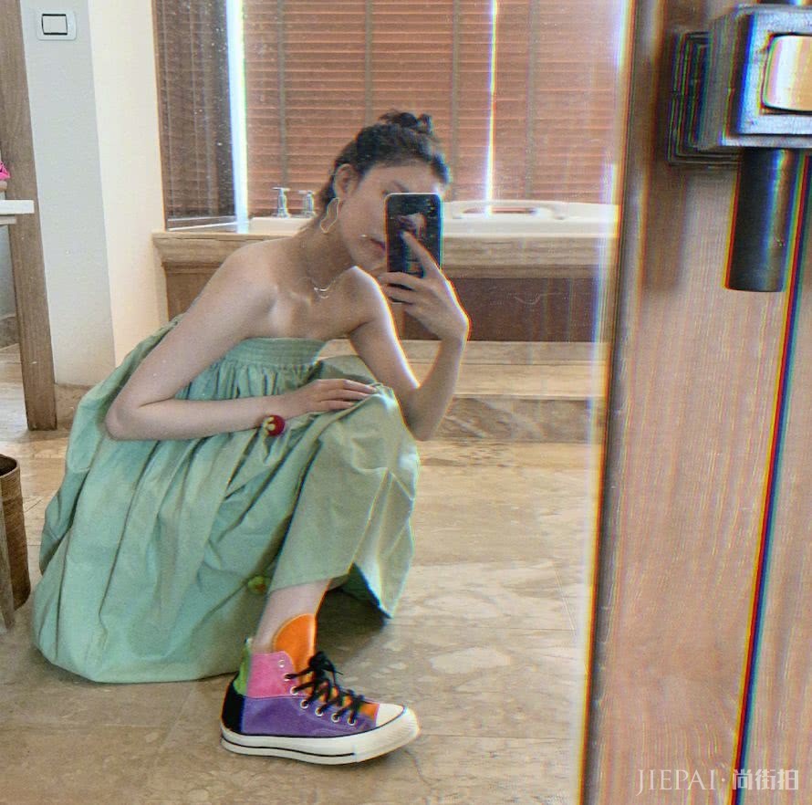 只会学泫雅穿搭?看宋妍霏穿衣打扮经了解一下