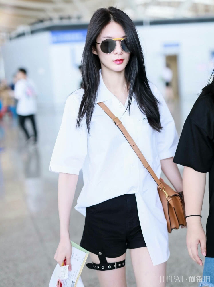 火箭少女集体现身机场，11套造型各有风格到底谁更有范？