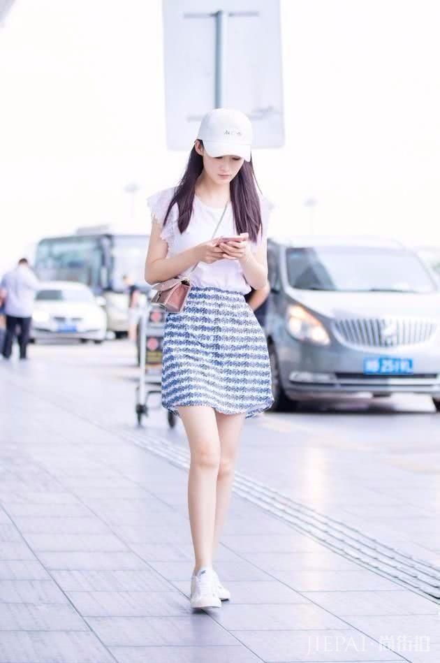 李沁机场街拍？腿跟涂了粉底液似的嫩白，穿黑裙更明显