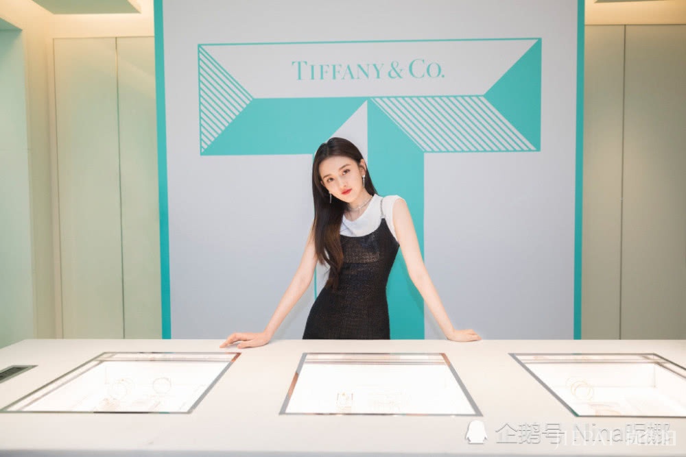 宋祖儿走机场撞衫杨幂，甜美不失性感