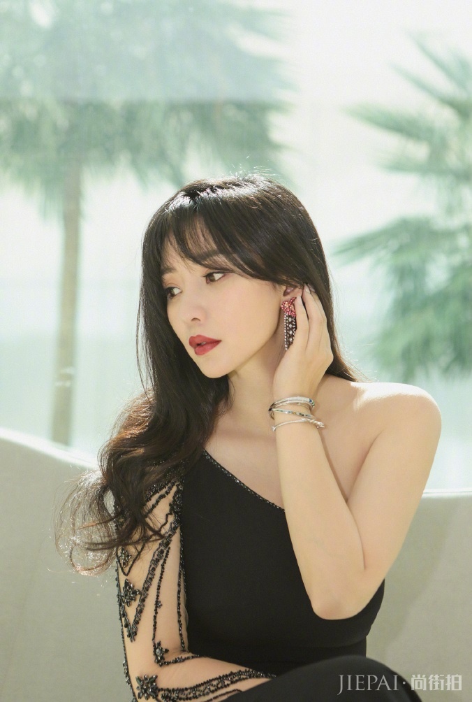 柳岩穿金色吊带睡衣拍写真，展现成熟女性的魅力