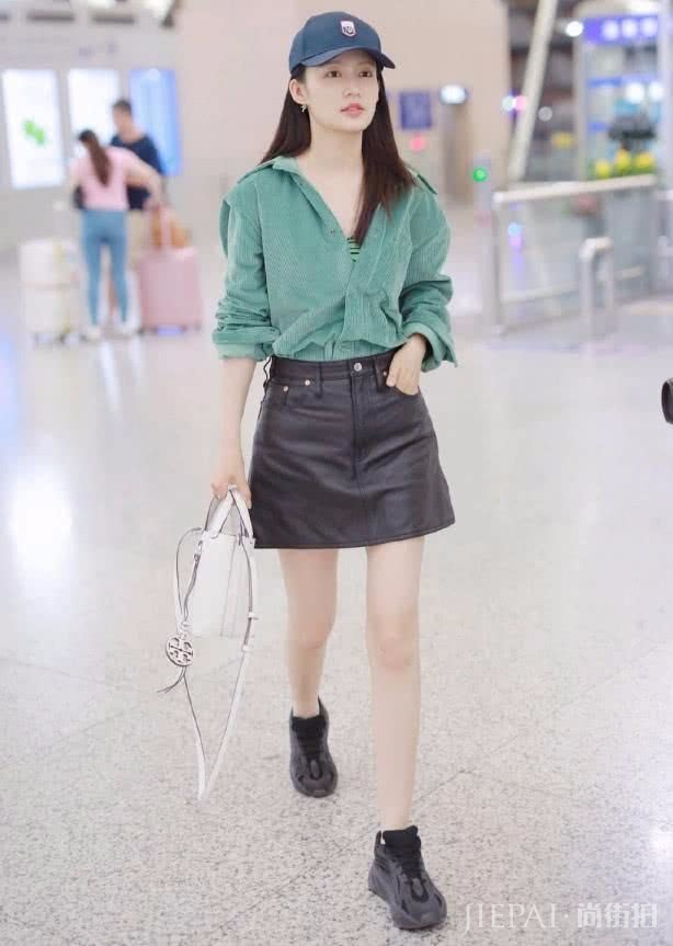 李沁机场街拍?腿跟涂了粉底液似的嫩白,穿黑裙更明显