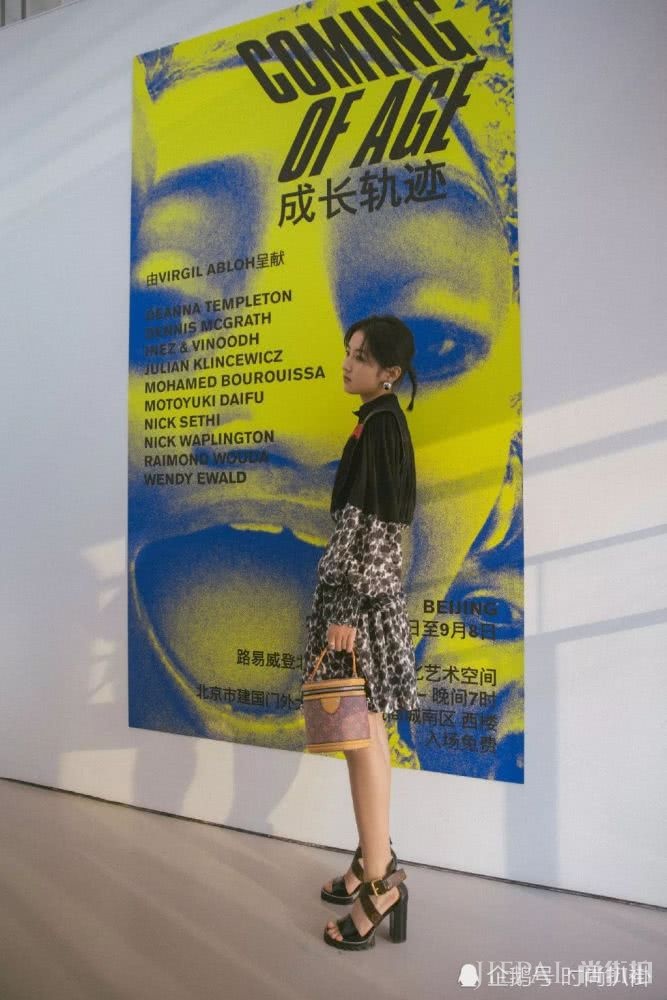 张子枫穿复古拼接连衣裙,彰显时髦感