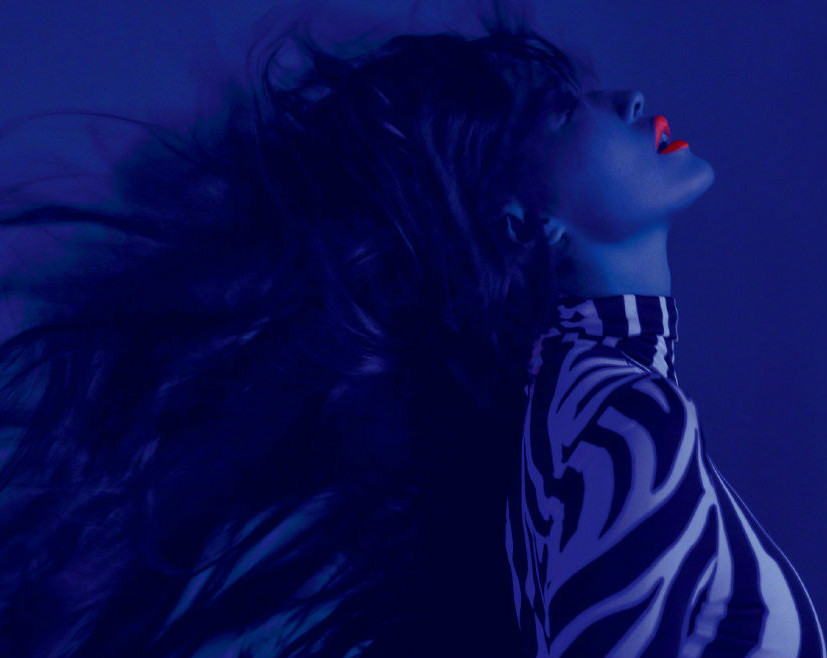 舒淇登时尚杂志美飞,斑马上衣引领时尚,飘逸卷发化身“美杜莎”