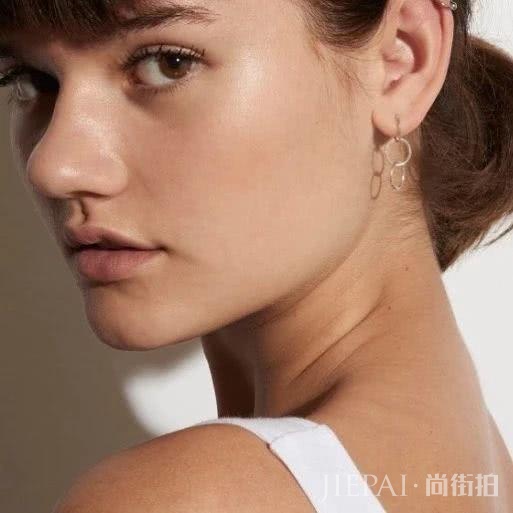 不同款式的耳坠应该怎么选?基础款清新款夸张款,点亮你的风格