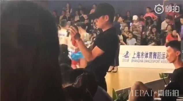 被传离婚后马伊琍首次现身,戴“可乐瓶盖”耳环打扮超年轻