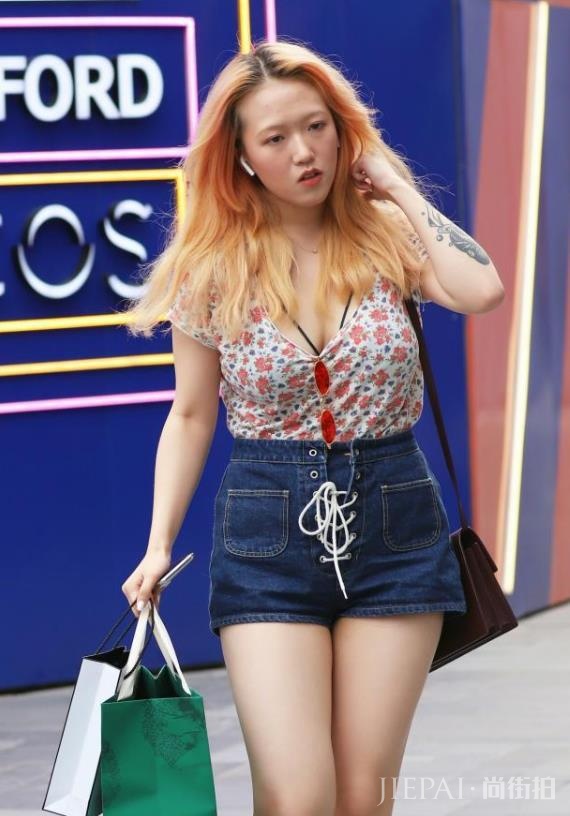 国内街拍：美不胜收的美女，用浅紫色连体裤穿出时尚潮人气质