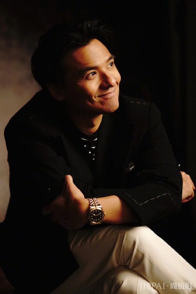 冯德伦穿搭随意休闲,堪称大叔辈的典范