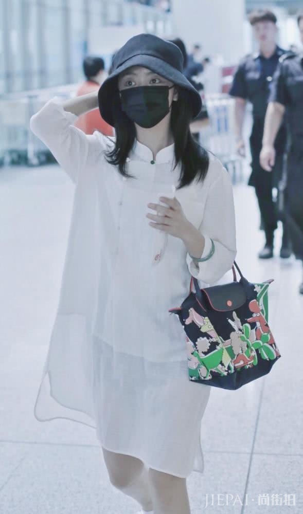 谭松韵包裹严实现身,穿中国风棉麻裙配小白鞋,尽显淡雅休闲风
