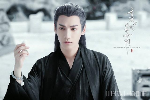 罗云熙正在亲陈钰琪,被导演喊“咔”,陈钰琪一脸疑惑的看着导演