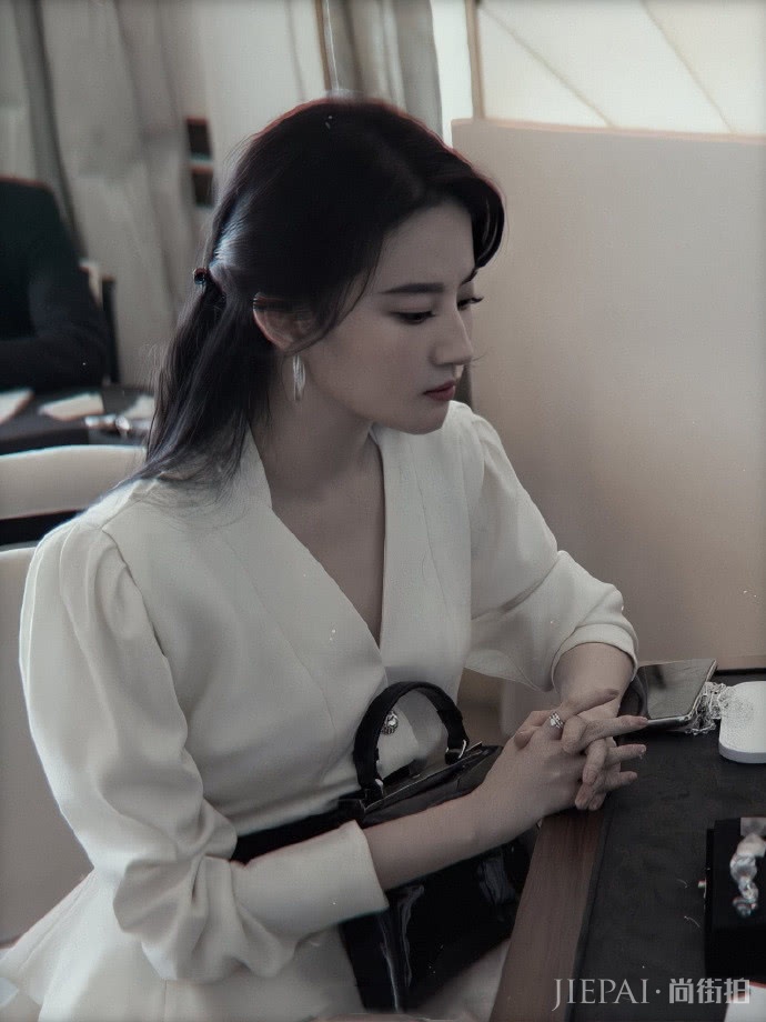 再次感受刘亦菲的美颜暴击,冷淡风路线也是疯狂圈粉