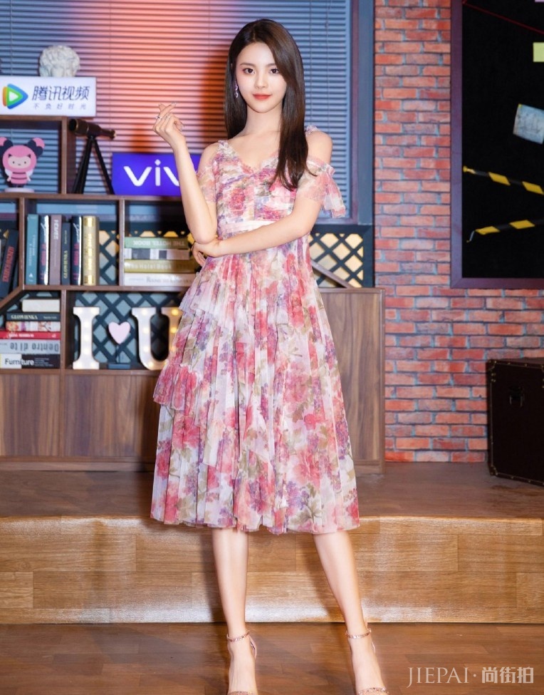 杨超越换碎花裙出场，意外很甜又时髦