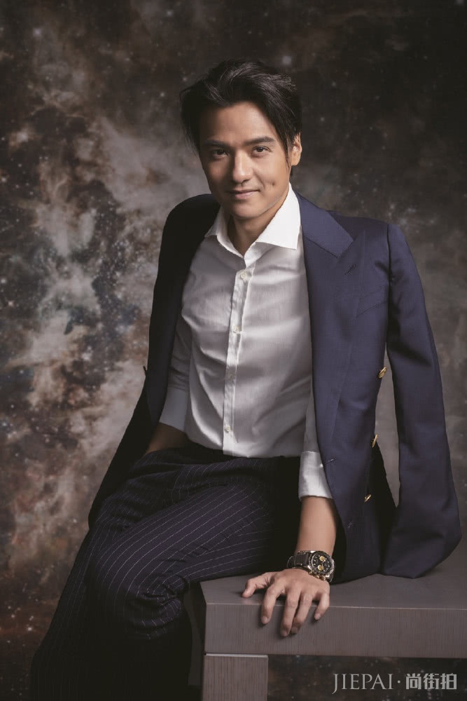 冯德伦穿搭随意休闲,堪称大叔辈的典范