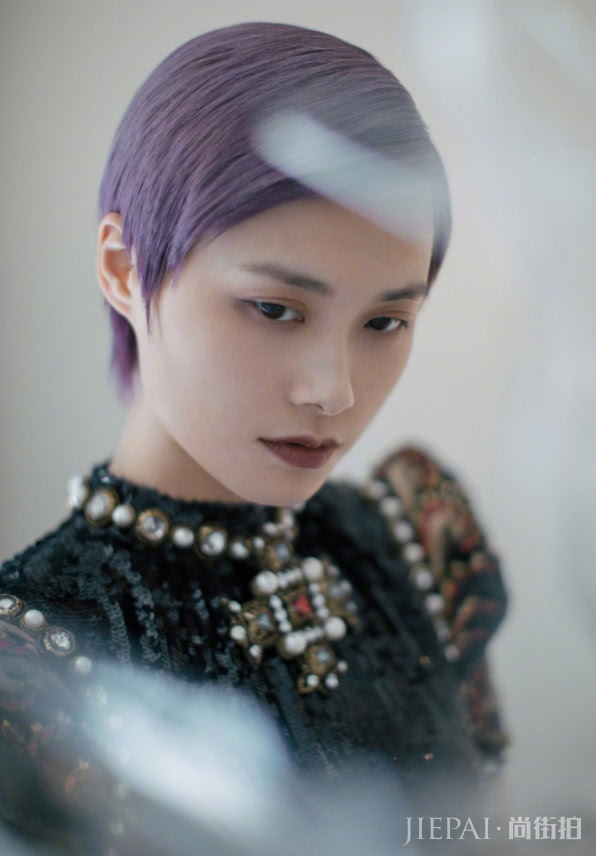 李宇春一袭红裙尽显女人味，好身材得秀出来