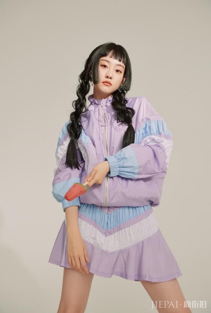 祝绪丹穿拼接衬衫配漆皮裙，双腿修长机场成亮点