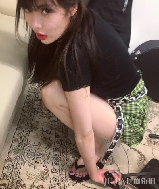 关晓彤和金泫雅，双双挑战绿格纹造型，风格差距居然这么大？