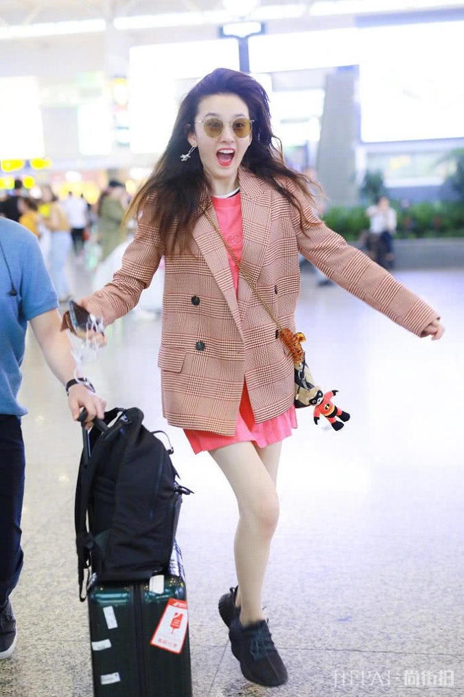 宋祖儿偶遇林允飞扑闺蜜，散发乱飞画面太滑稽