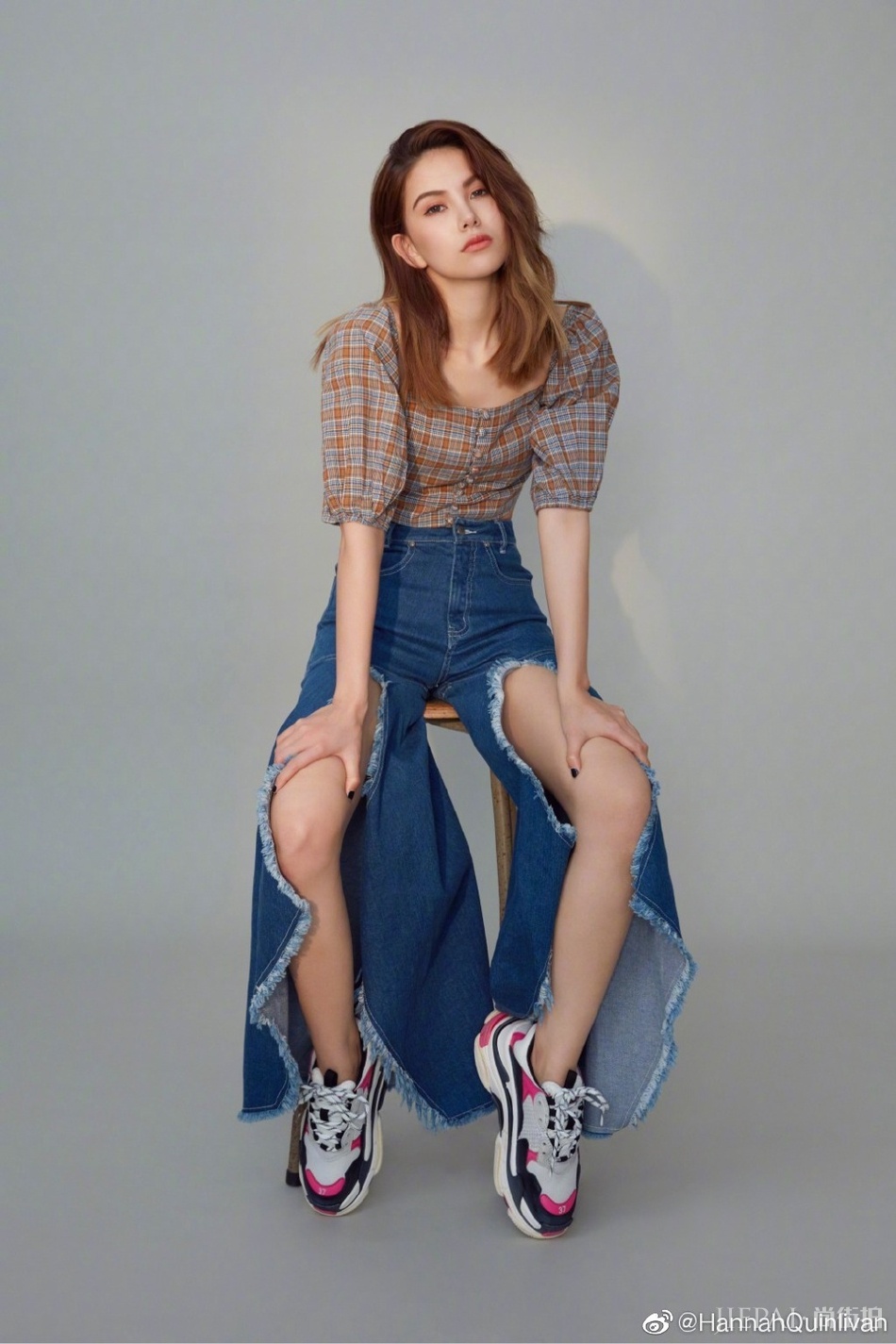 昆凌梦幻氛围下的干练造型 精致五官秀出好身材