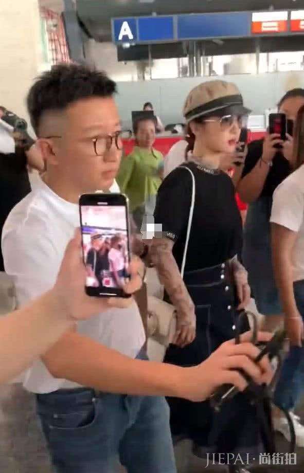 杨紫穿“花臂衫”顶贝雷帽,效果简直A到爆