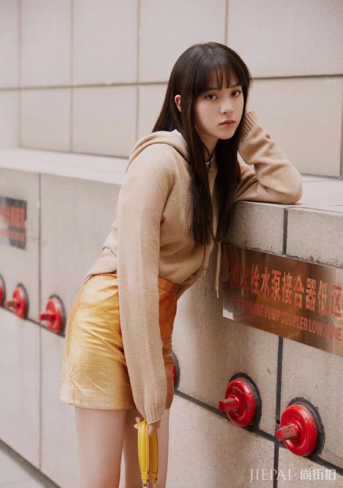欧阳娜娜年轻活力,贵气小金裙都能穿出少女感