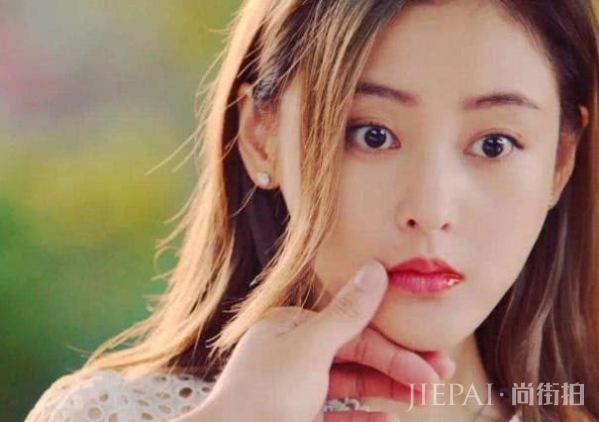 第一个从网剧红到大银幕的女星,新剧要求扮土,和路演对比更惨烈