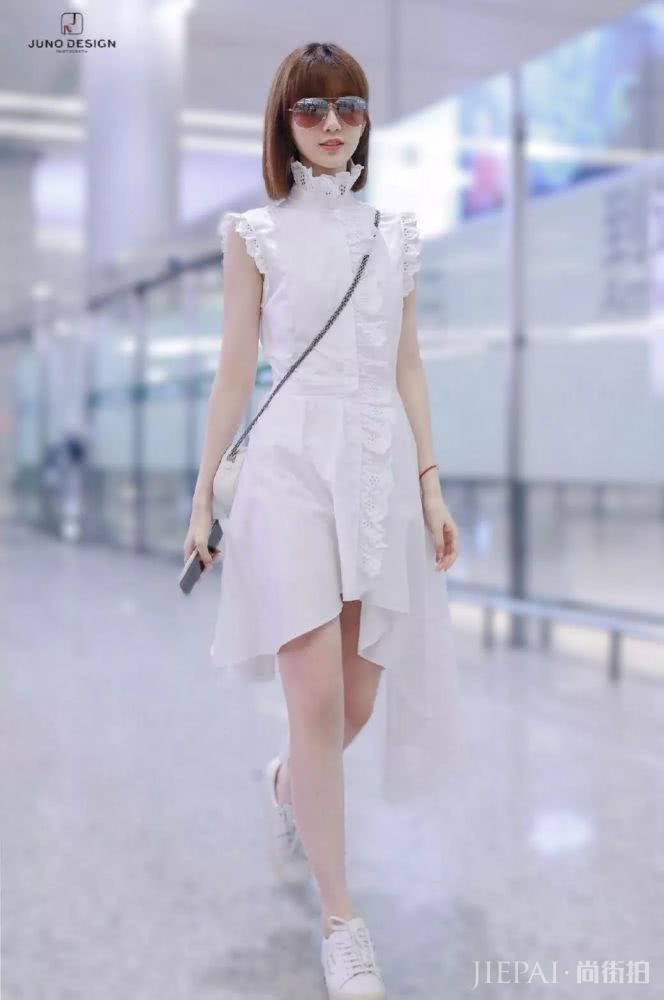 张嘉倪撞上毛晓彤，穿小白裙少女气质难分上下