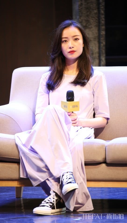 倪妮宽松连衣裙配帆布鞋,减龄又时尚