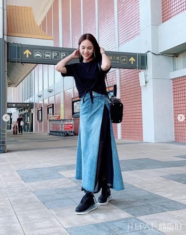 杨丞琳被求婚后现身机场满脸幸福，频撩秀发长腿很抢镜