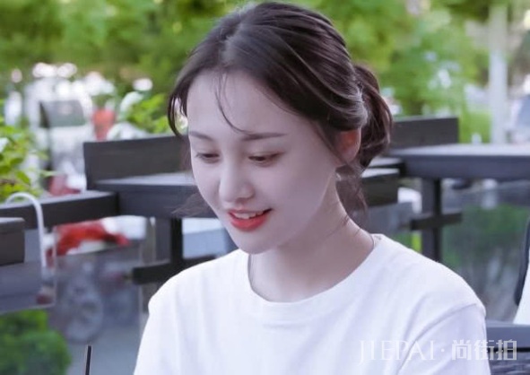 郑爽新剧收视率差,硬核回应却遭群嘲,职业素养还不如baby