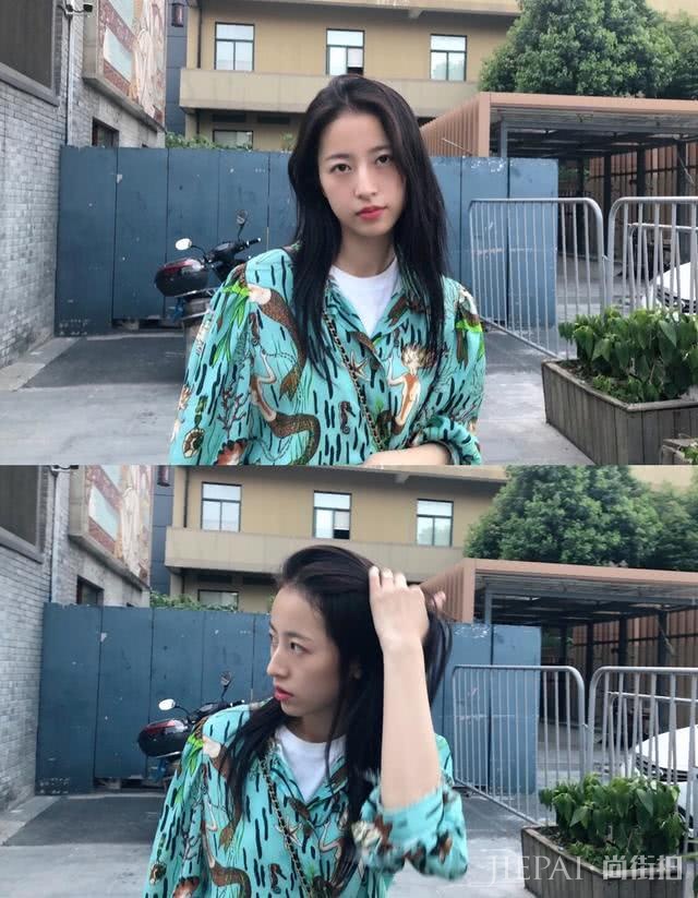 周雨彤轻松驾驭小香风与奶奶花衬衫