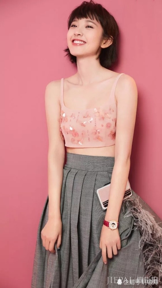 唐艺昕吊带背心，配半身裙俏皮又显嫩