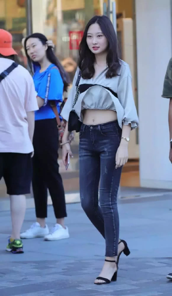 牛仔裤有着非常好的减龄效果，轻松打造你的曼妙好身姿