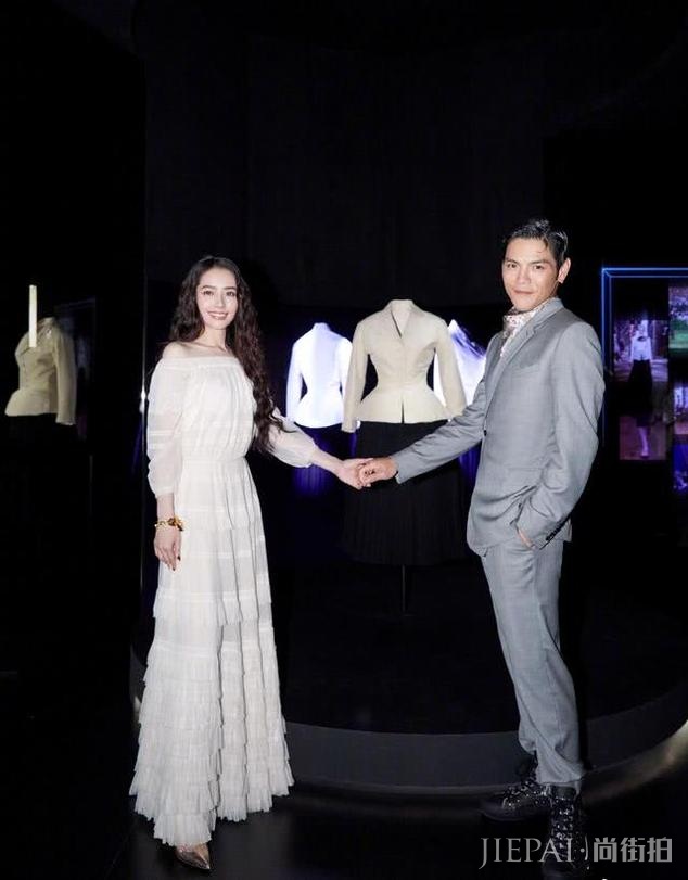 郭碧婷罕见主动秀恩爱,晒与向佐参加活动照,两人亲密合拍超恩爱