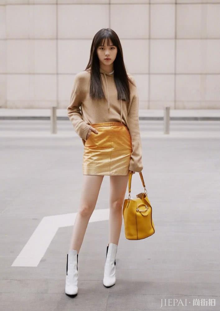 欧阳娜娜年轻活力,贵气小金裙都能穿出少女感