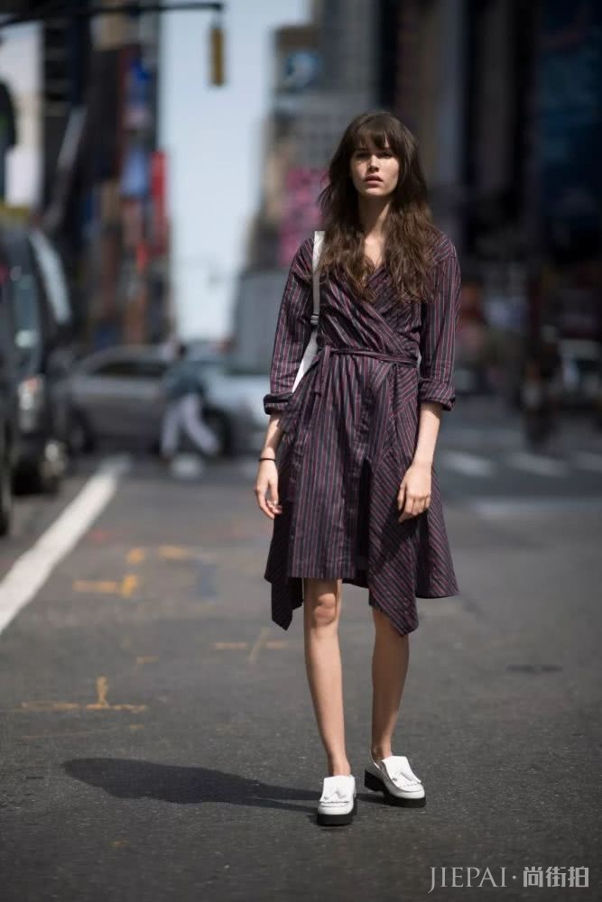 一条连衣裙解锁夏日N种时髦搭配