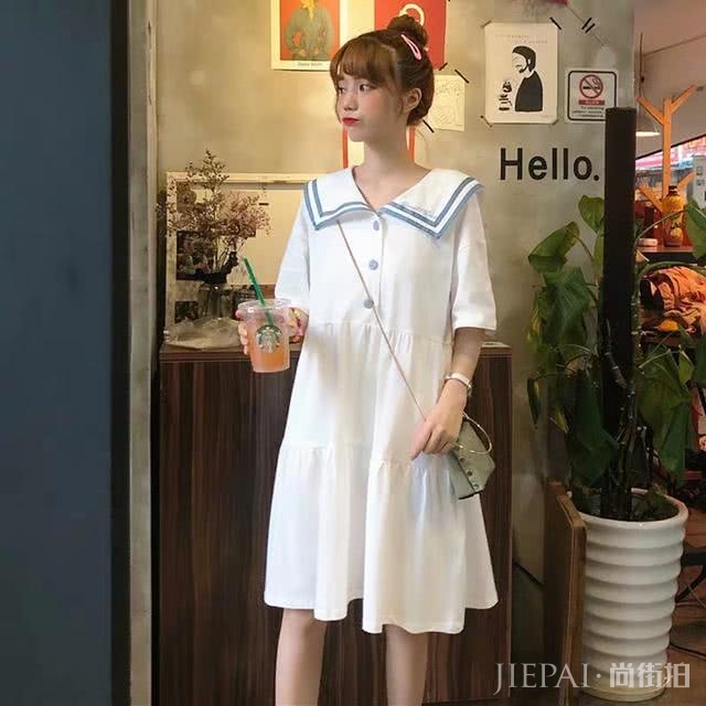 向经典致敬,海军领连衣裙让你风采迷人