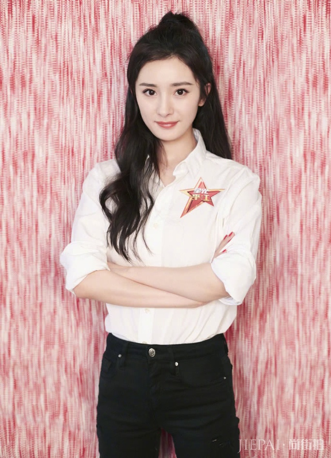 杨幂白衬衫漫画腿勾勒出S型好身材，饱满发际线重回颜值巅峰