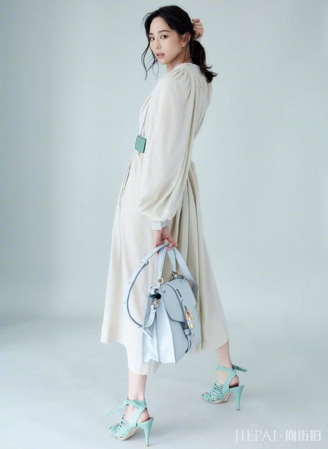 丝带鞋已经不能满足张钧甯了,只有“菠萝鞋”才够个性