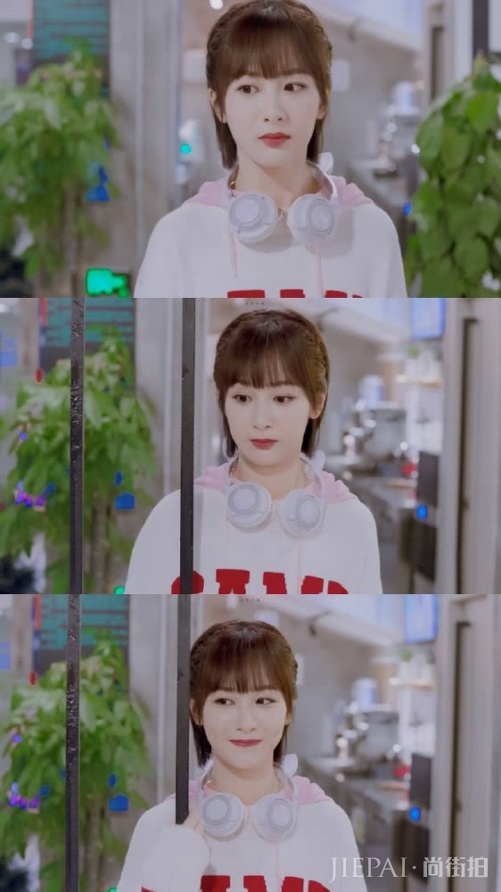 杨紫杏眼圆脸配星空衬衫,御姐气质明显