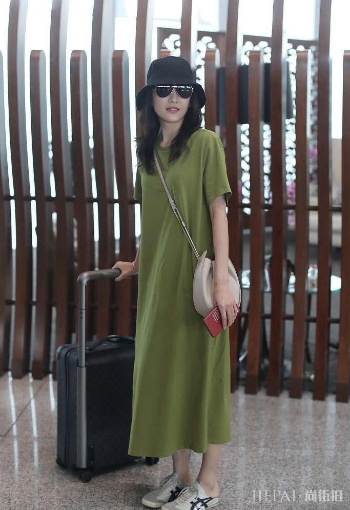 王鸥机场街拍，穿牛油果绿连衣裙素颜也美