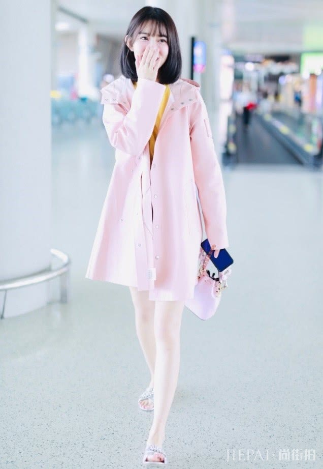 孟子义踩珍珠凉鞋亮相机场,走出时尚秀场范