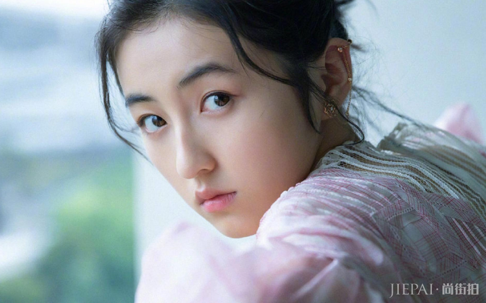 张子枫综艺节目吃剩菜受瞩目，被称为老天赏饭吃的她也有故事