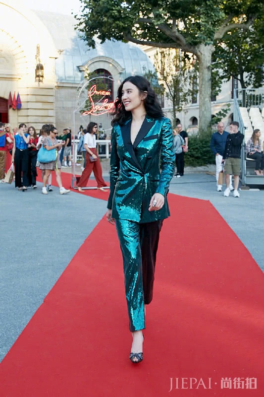 宋佳巴黎再出新造型,身穿蓝绿色亮片套装,气质依然很好