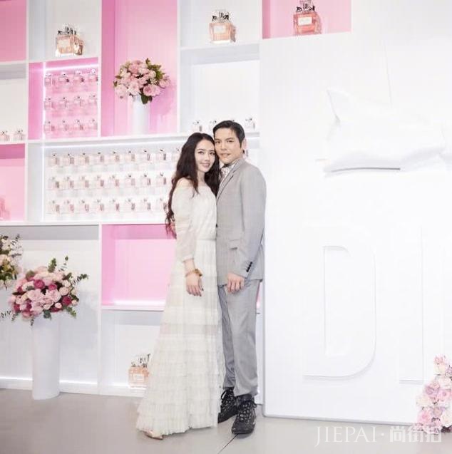 郭碧婷罕见主动秀恩爱,晒与向佐参加活动照,两人亲密合拍超恩爱