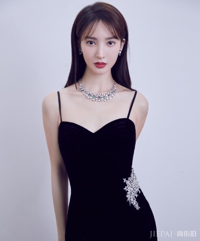 金晨黑色连衣裙下叠穿10斤“棉花”,女神范十足