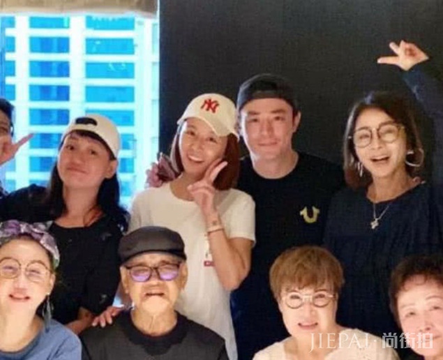 林心如带霍建华与好闺蜜聚会,霍建华搂着林心如,越来越有夫妻相