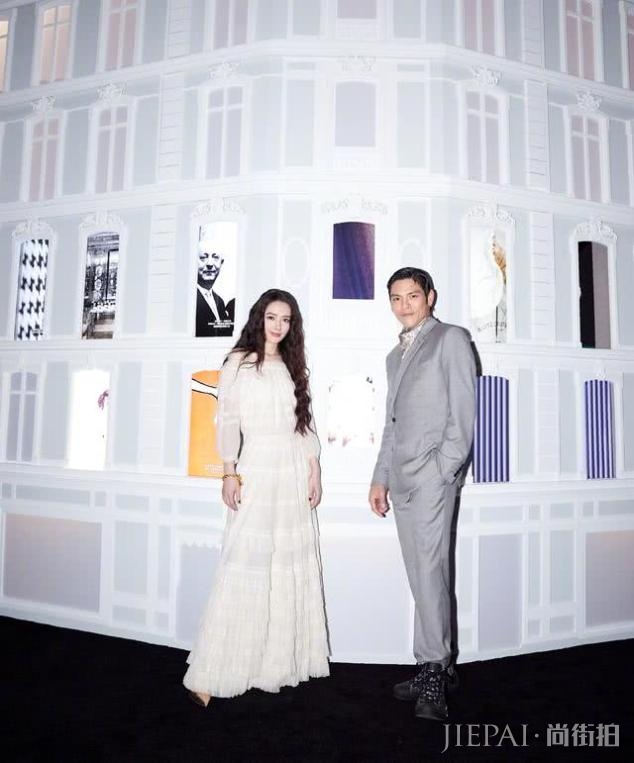 郭碧婷罕见主动秀恩爱,晒与向佐参加活动照,两人亲密合拍超恩爱